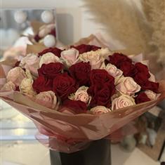 50 Kisses - Compact Pink and Red Roses 